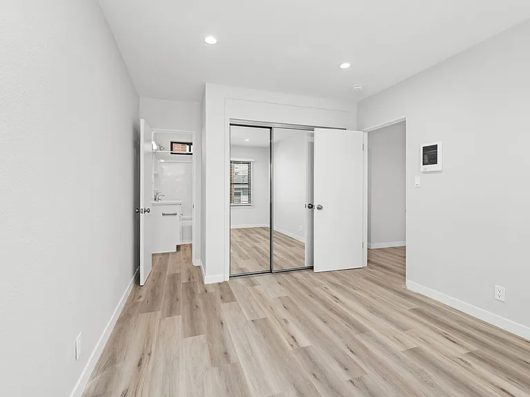 Hillcrest Great Renovated One Bedroom Apartment. — Photo 11