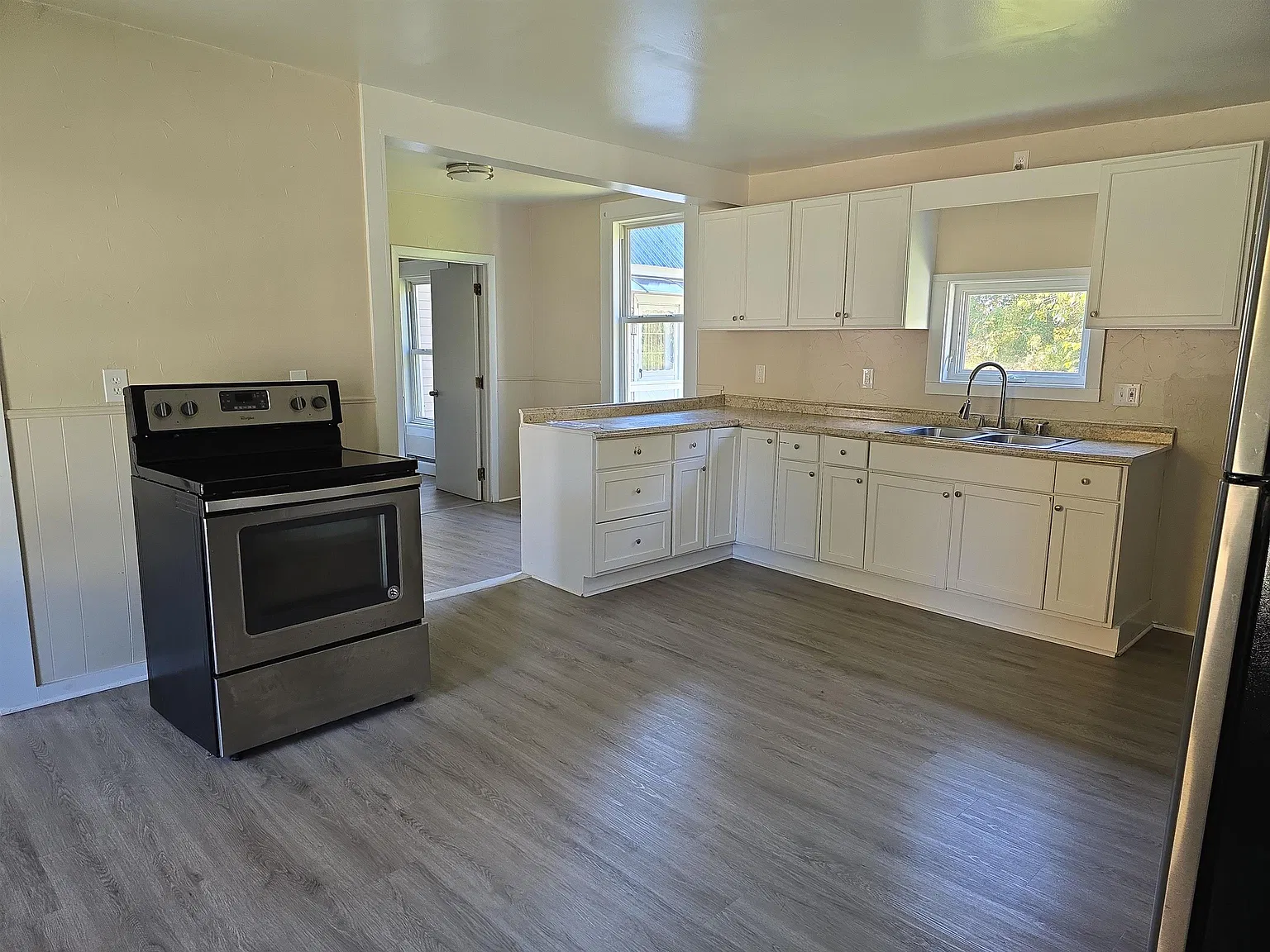 3 bed, 1.0 bath, 1550 sqft, $1,900 — Photo 3