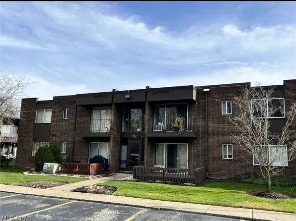10744 Valley View Rd APT B8, Northfield, OH 44067