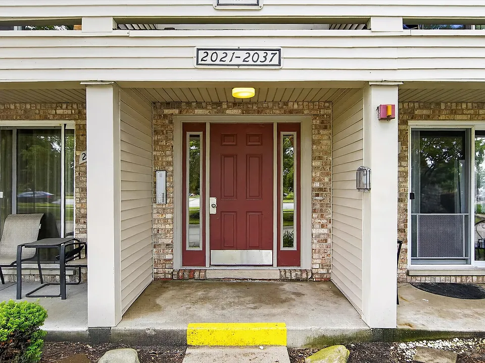 2037 E Franklin Dr