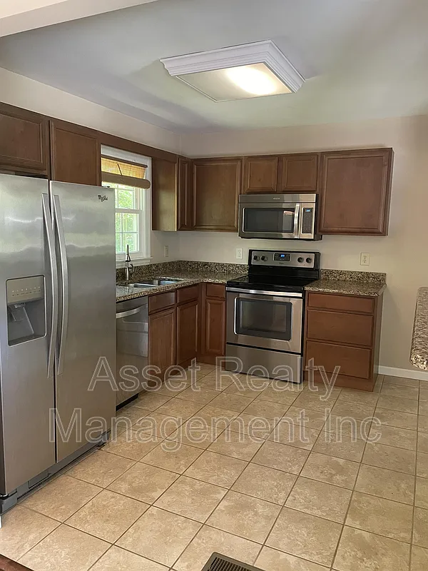 3 bed, 1.5 bath, 1508 sqft, $1,995 — Photo 4