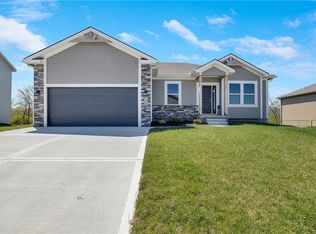 1411 SW 10th Ter, Oak Grove, MO 64075