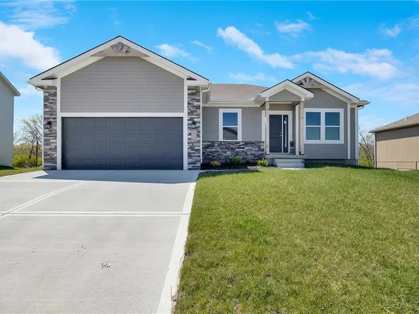 1411 SW 10th Ter, Oak Grove, MO 64075