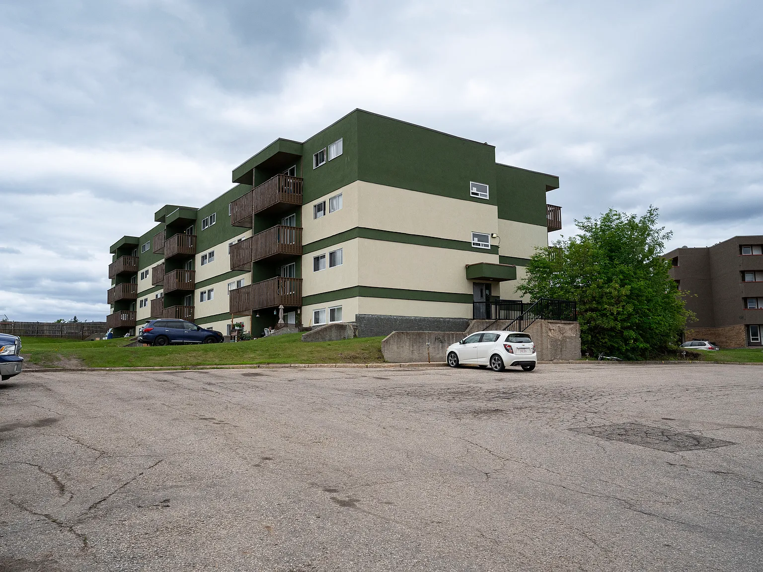 Claire Manor Apartments — Photo 4