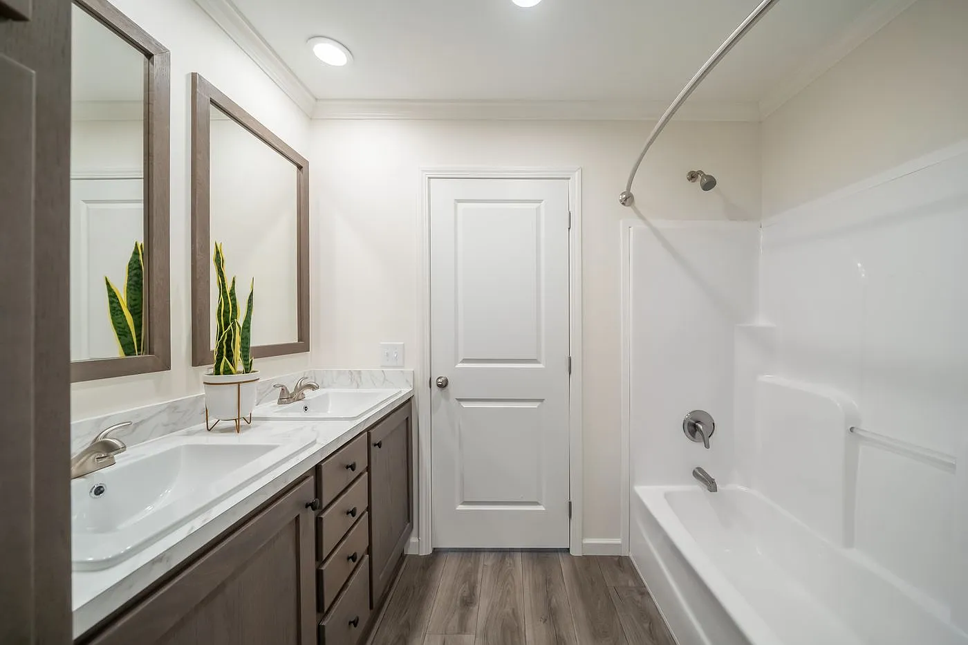3 bed, 1200 sqft, $1,800 — Photo 2