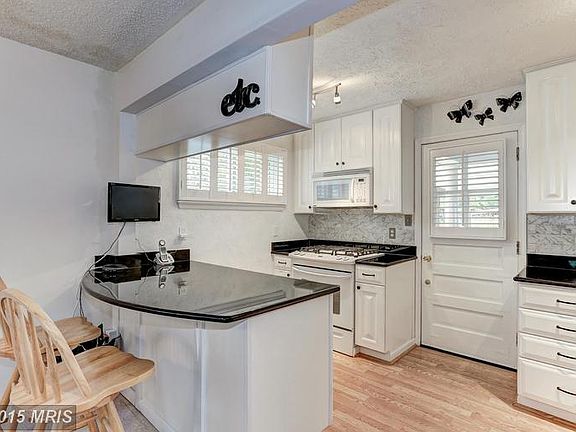 Main House Kitchen (1 of 3)