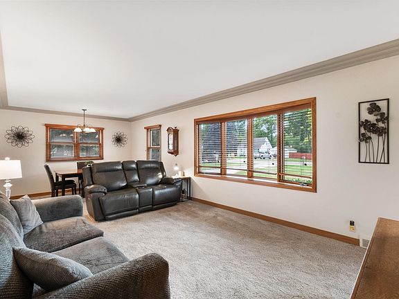5th image of 2820 Willow Ln