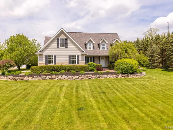 12621 Golden Oaks Dr, Milford, MI 48380