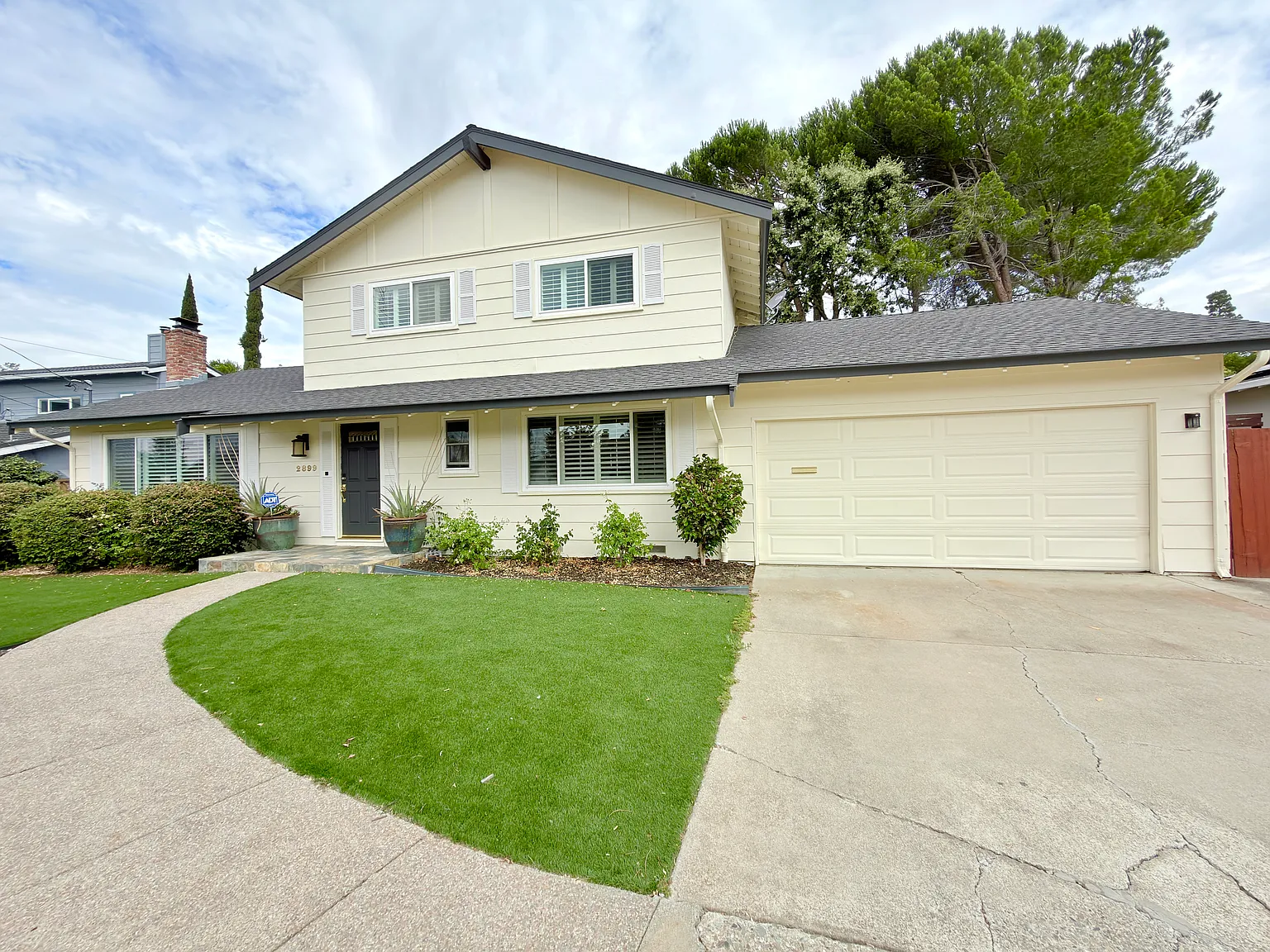 4 bed, 2.5 bath, 2022 sqft, $5,750 — Photo 1