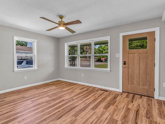 4th image of 185 Henry Dr