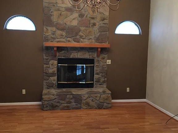 3rd image of 1555 Rosewalk Ln SE