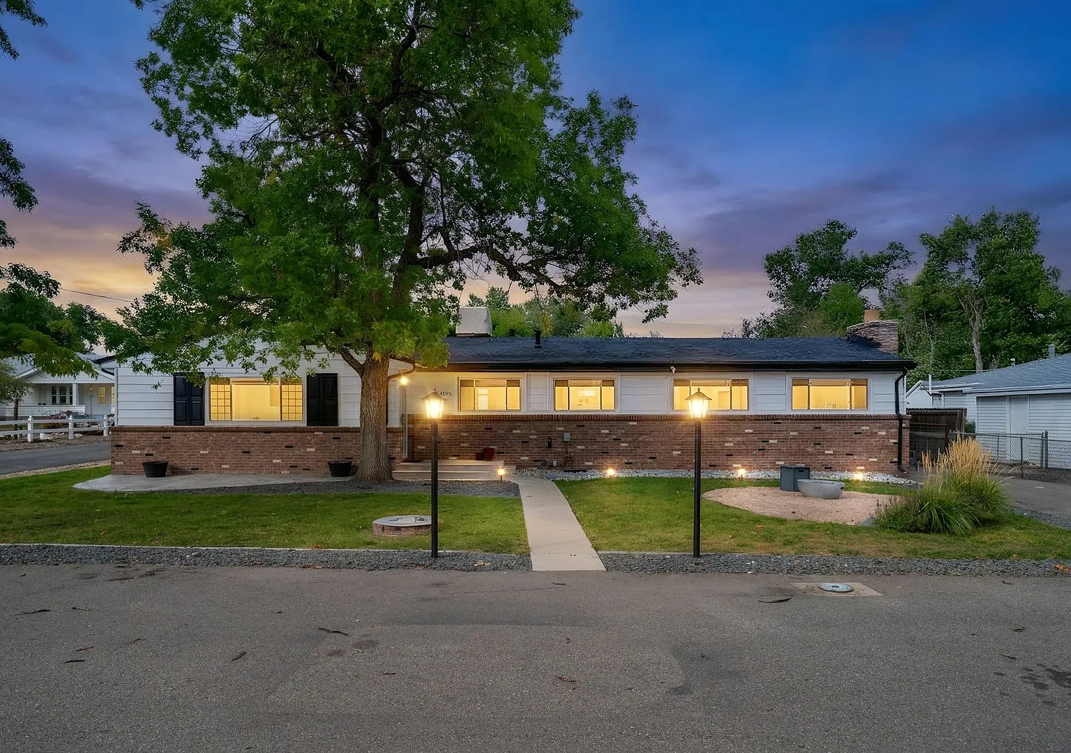 Spacious 5-Bedroom Home With Mountain Views In Golden- Utilities Included — Photo 1