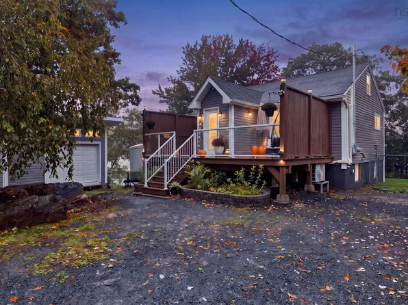 25 Circle Dr, Halifax, NS B3P 1J9