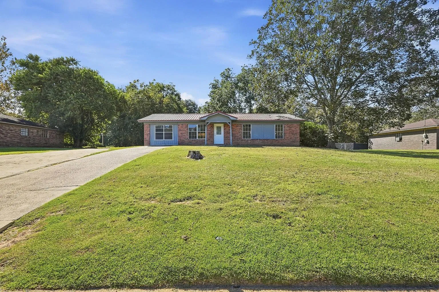 4 bed, 1.5 bath, 1431 sqft, $1,595 — Photo 2