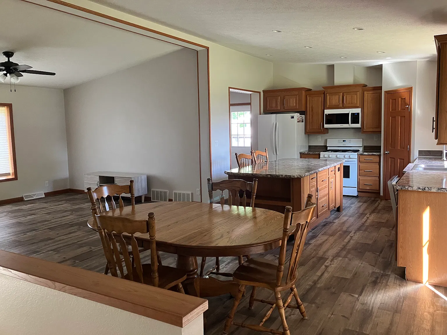 3 bed, 3136 sqft, $2,200 — Photo 4