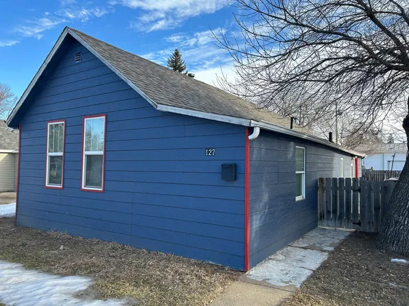 127 3rd Ave SW, Dickinson, ND 58601