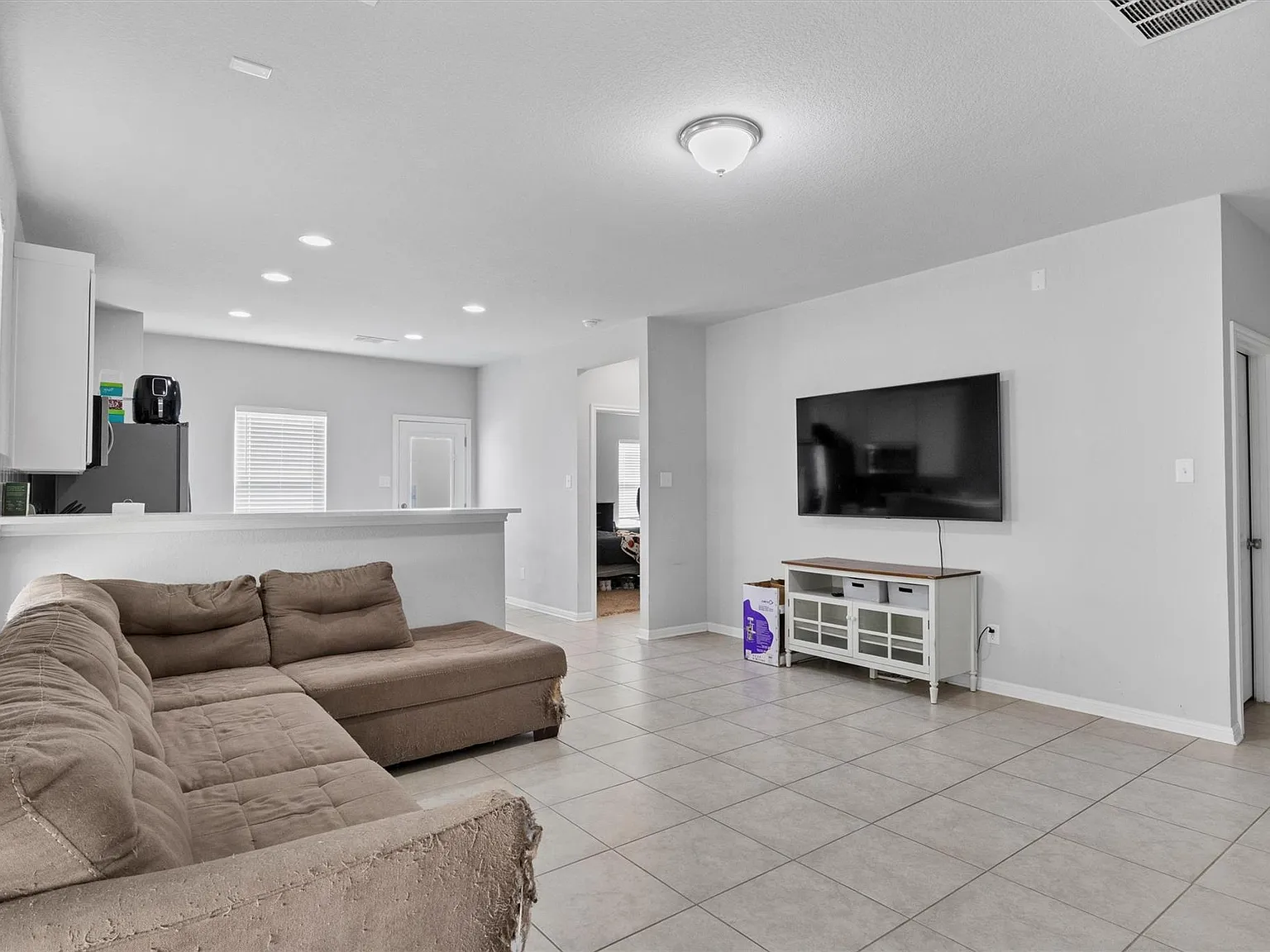 3 bed, 2.0 bath, 1243 sqft, $1,575 — Photo 3