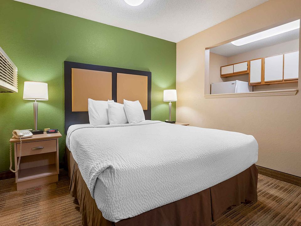 Deluxe Studio - 1 Queen Bed