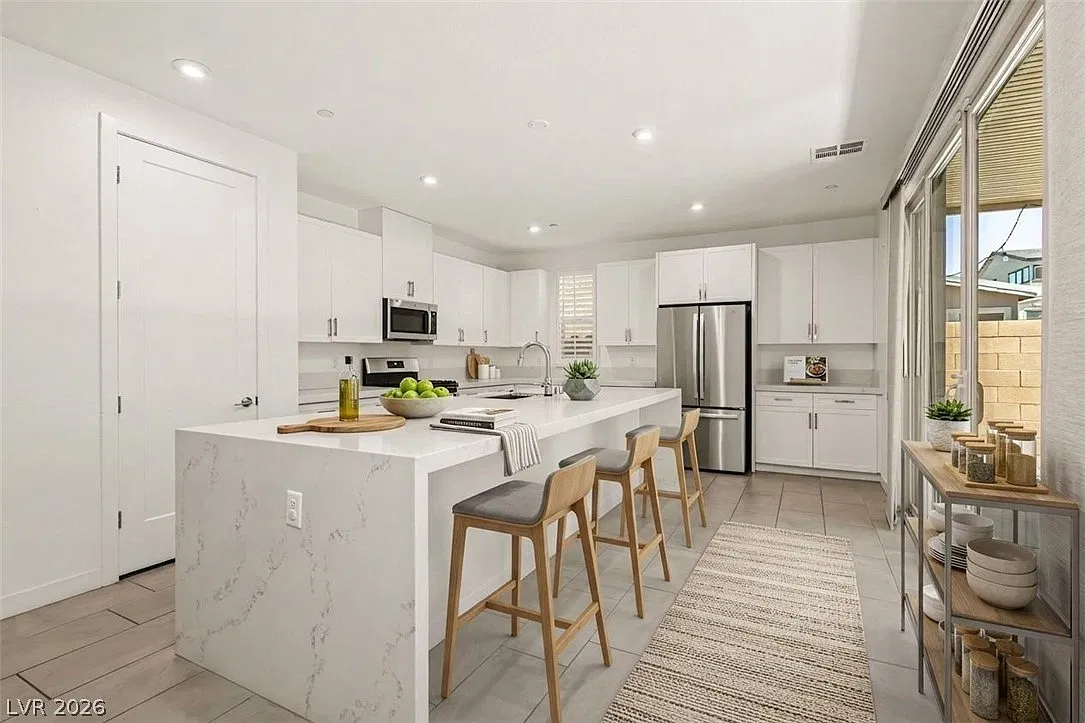 4 bed, 3.0 bath, 2736 sqft, $3,000 — Photo 4