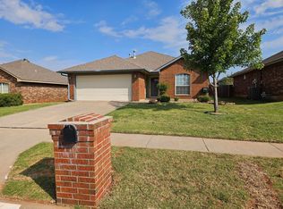 305 SW 39th St, Moore, OK 73160