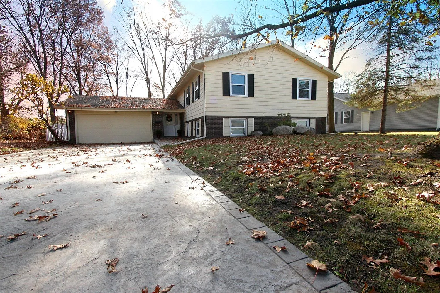350 Canterbury Dr photo 1
