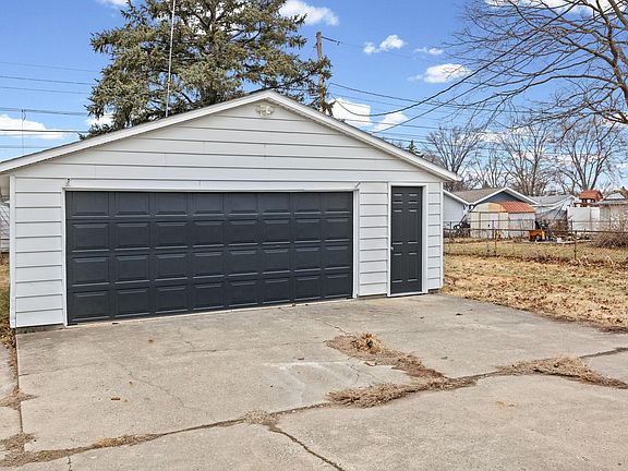 3rd image of 1219 Davis Dr