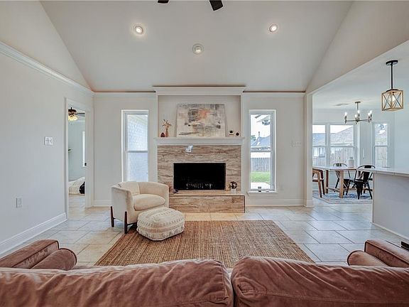 4th image of 33 Oxford Dr