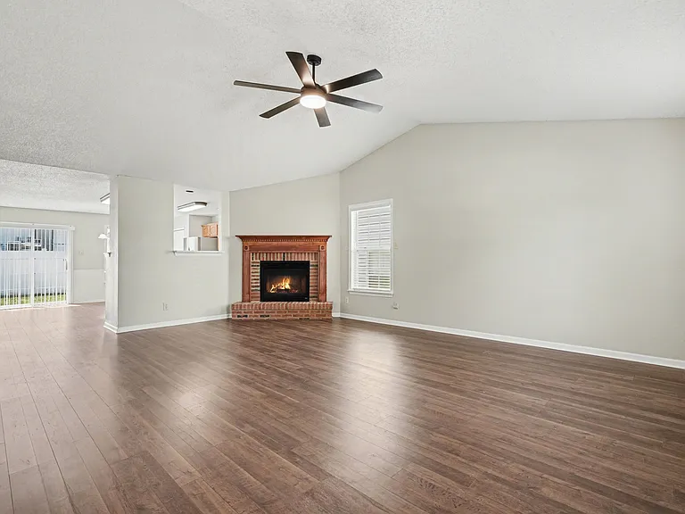 836 Chastain Ave — Photo 4