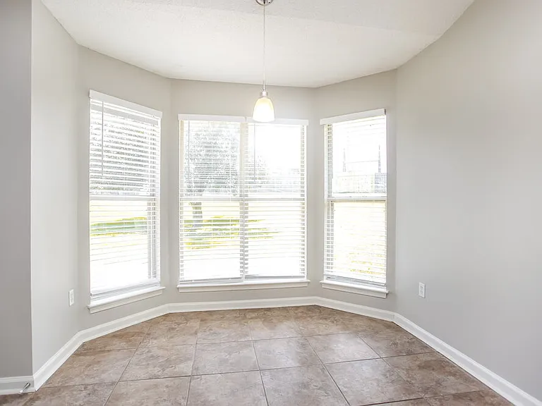 10431 Amanda Dr — Photo 5