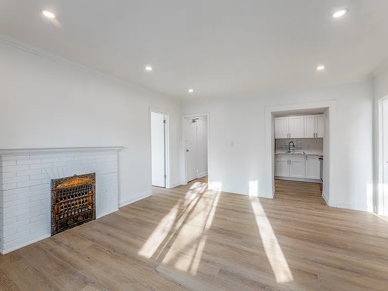 320 Lonsdale Rd — Photo 53