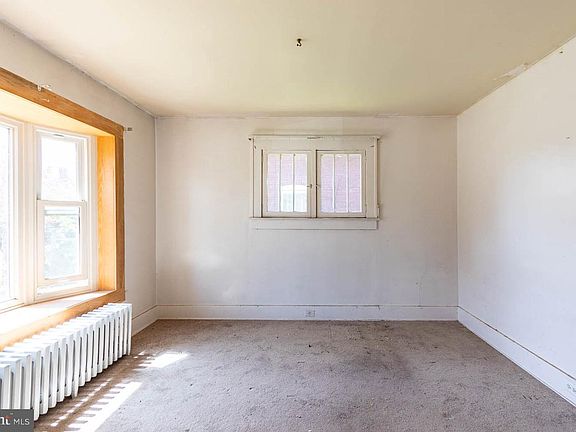 4th image of 706 E 5th St