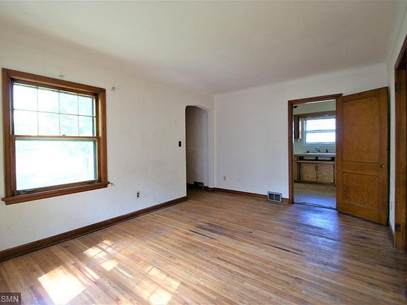 4th image of 1968 Hyacinth Ave E