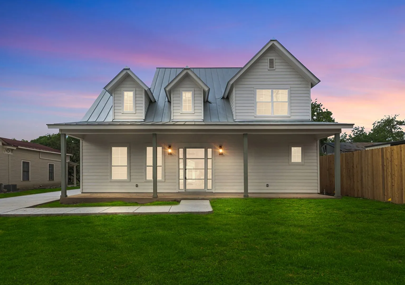 Stunning Custom-Built Home in the Heart of Downtown New Braunfels — Photo 2
