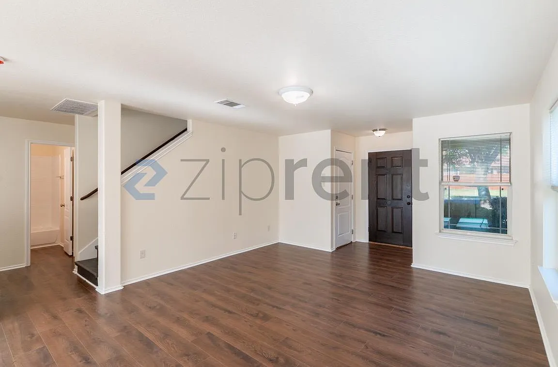 5 bed, 2423 sqft, $2,395 — Photo 2