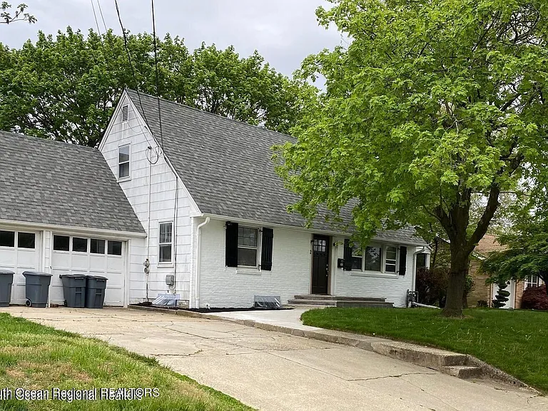 32 Baker Dr — Photo 2