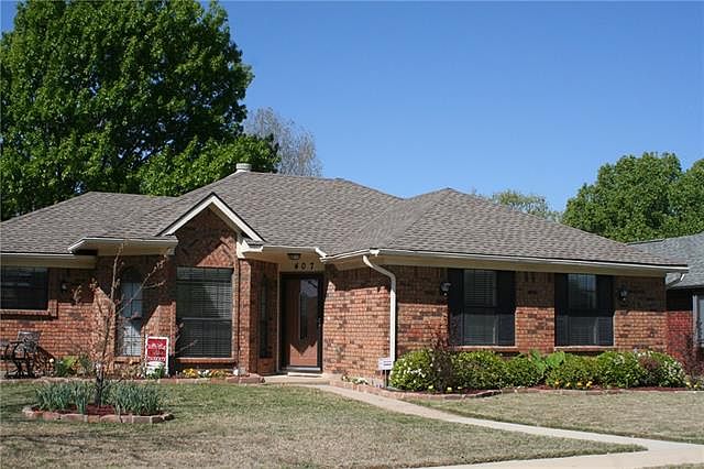 1st image of 407 Parkwood Ln