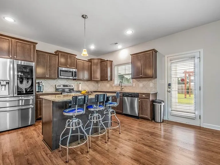 2209 Courtland Dr — Photo 16