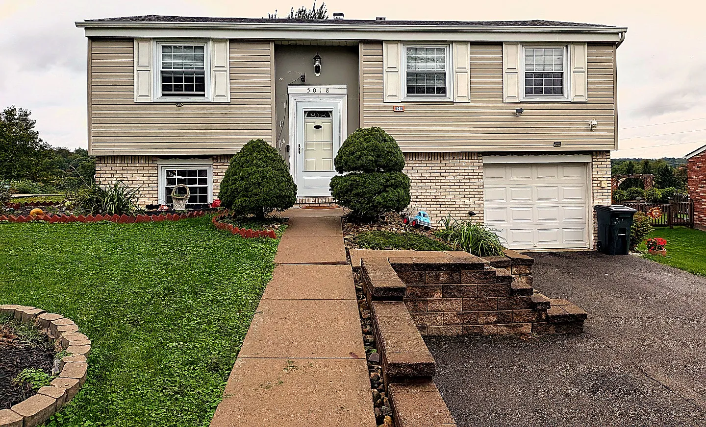Luxury 3 Bedroom Split Level In Kennedy Township (Montour Schools) — Photo 1