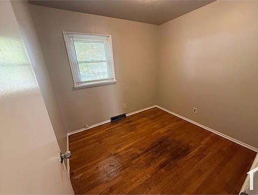 5th image of 242 Sadonia Ave