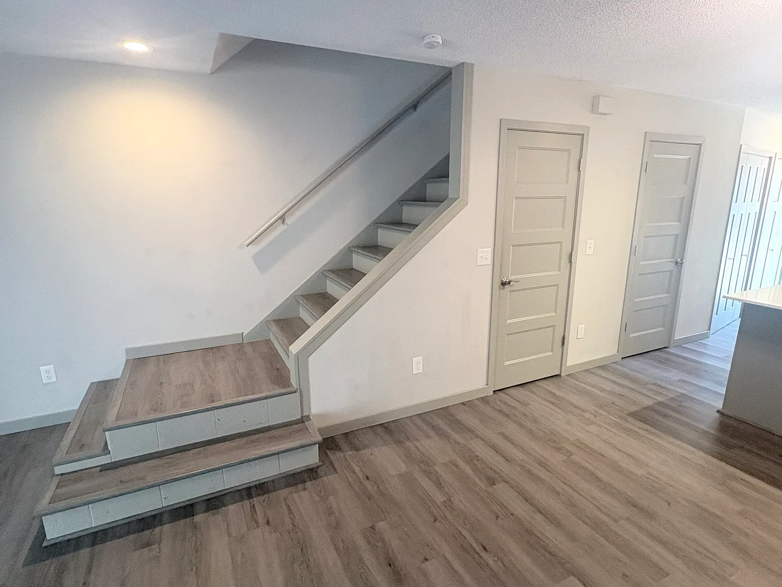 2 bed, 1.5 bath, 1008 sqft, $1,995 — Photo 2
