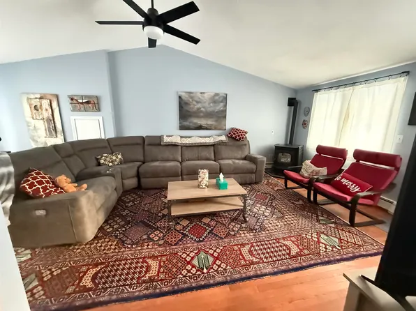 53 Holmes Dr, Manchester, NH 03104