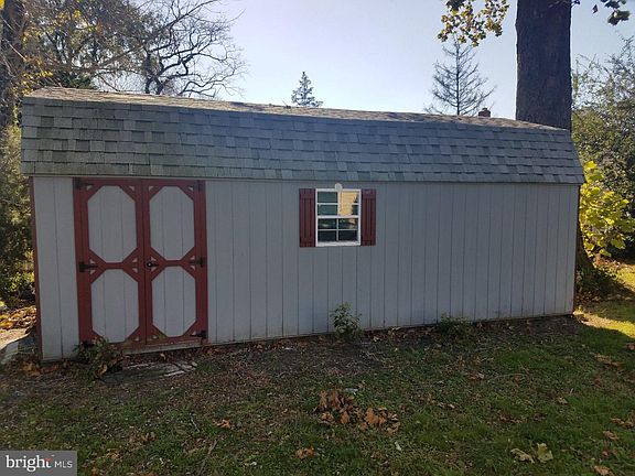 3rd image of 701 E Poplar St