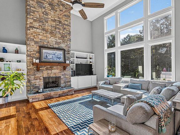 3rd image of 946 Highgate Point