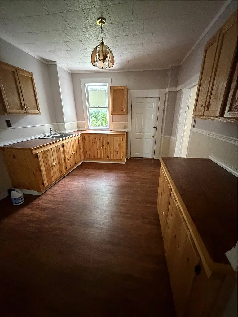 3 bed, 1.0 bath, 1644 sqft, $1,200 — Photo 2