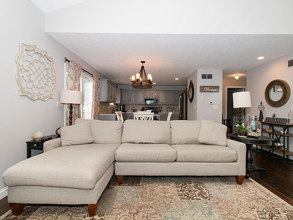 5th image of 2 Rock Garden Ct APT 1