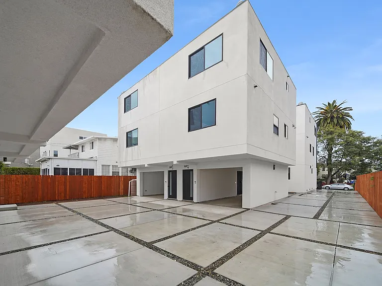 Luxury 2 and 3 Bed Townhomes with Covered Parking! — Photo 14