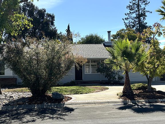 Ready to move in! 
Updated and refreshed! 
New Roof, New Copper Pipes, Updated Kitchen and bath, fresh paint.