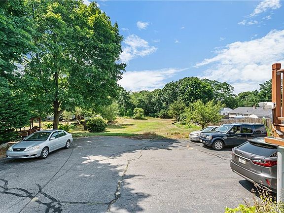 3rd image of 573 Oaklawn Ave