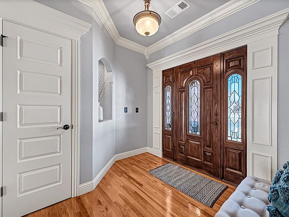 4th image of 307 NE Branchwood Ter