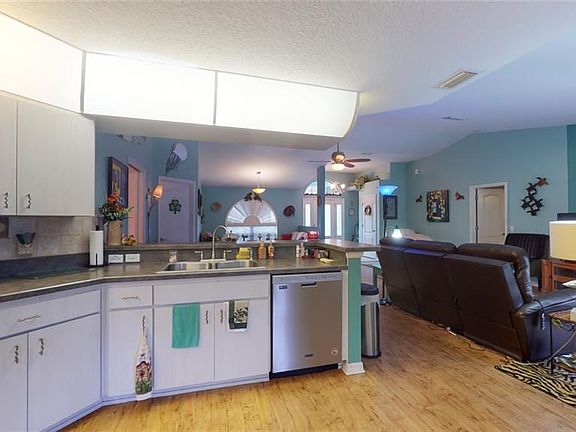 5th image of 9521 N Alder Ave